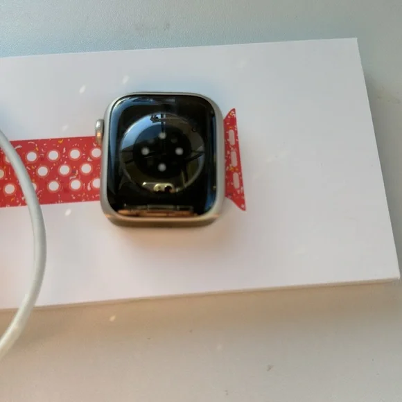 Apple Watch series 8 starlight 41mm - Picture 3 of 3